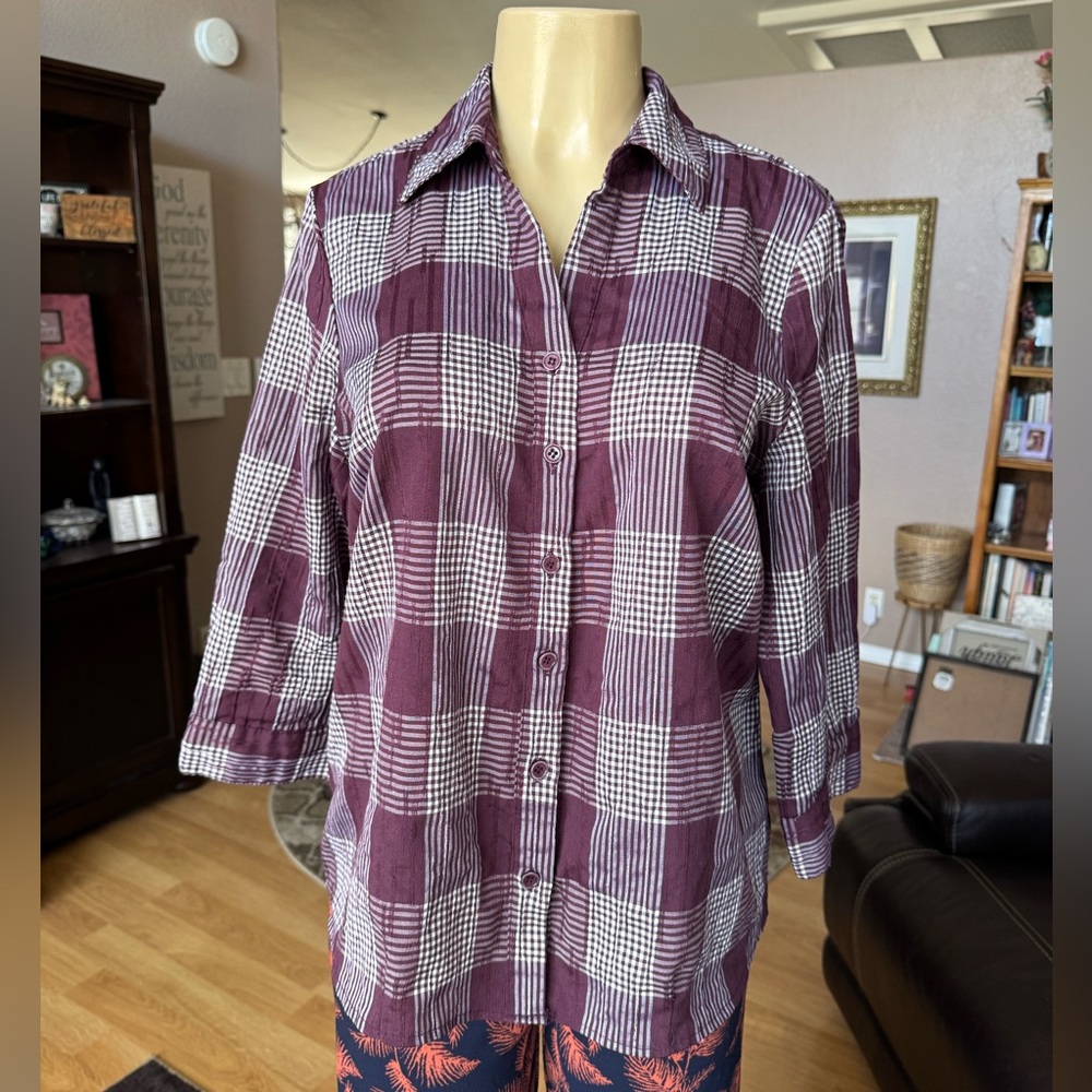 Croft & Barrow Stretch burgundy & white 3/4 sleeves button up blouse-L